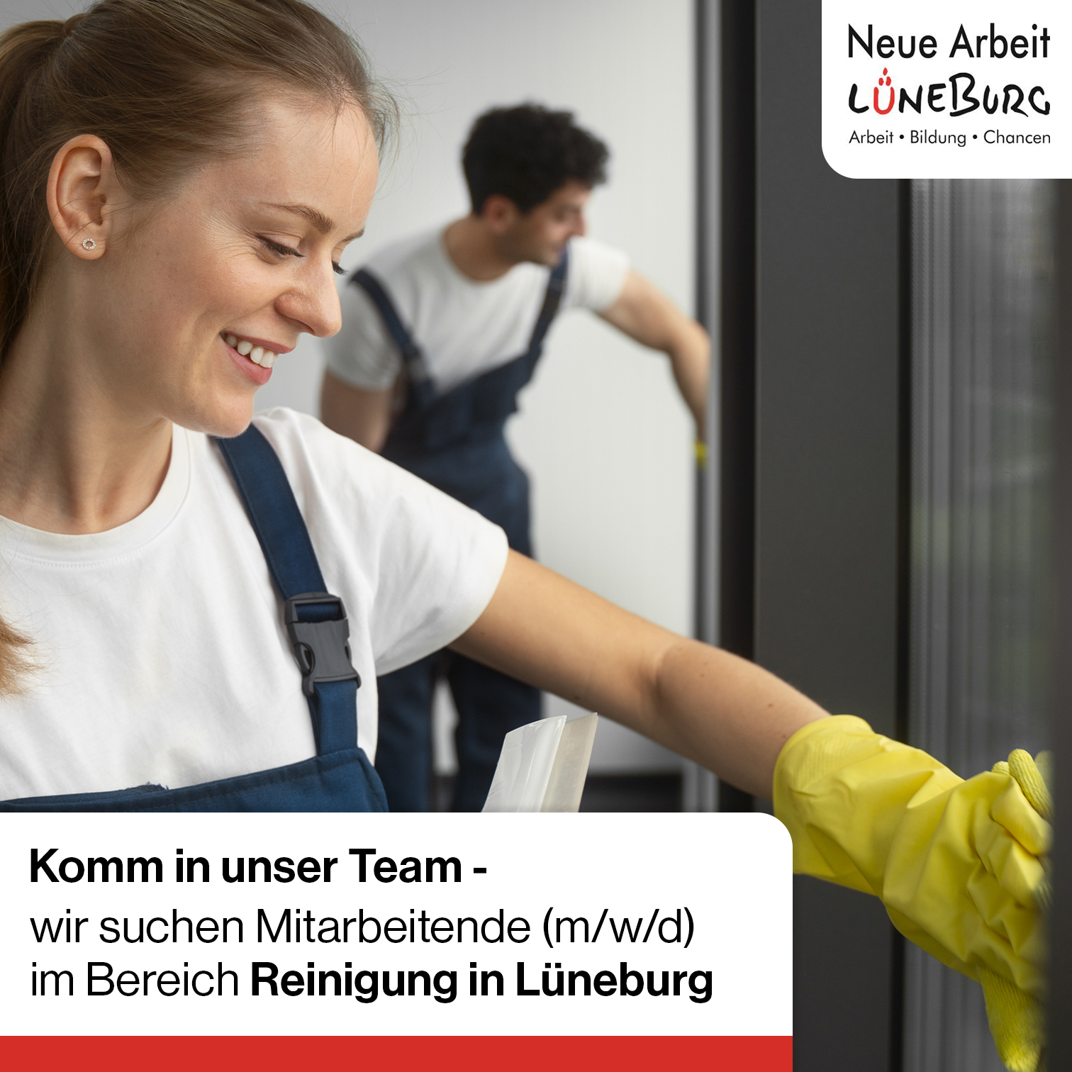 Zwei Reinigungskräfte reinigen zufrieden